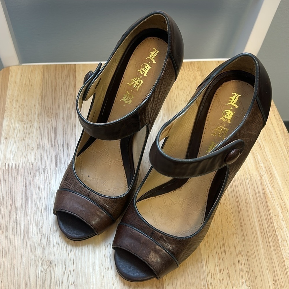 L.A.M.B. Hannah Brown Leather Women’s Heels Size 8.5M Made in Brazil - Picture 2 of 12